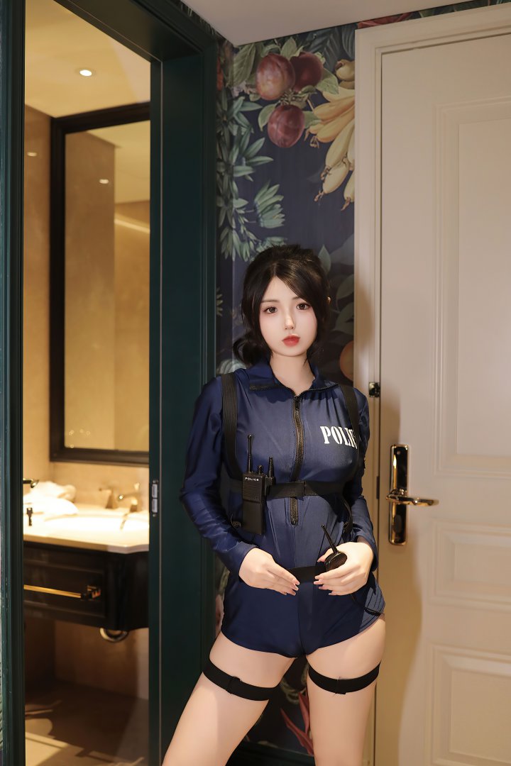 萌妹陈小花制服写真卫生间搔首弄姿勾引男人