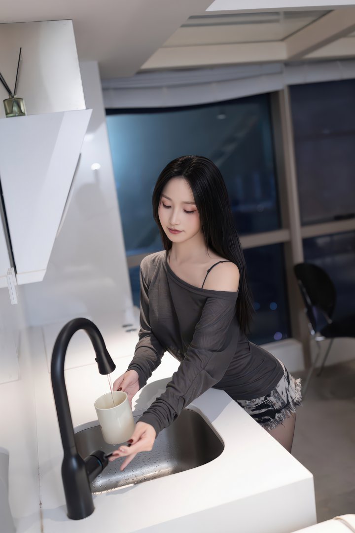 杏子-Yada牛仔小短裤私房照脸蛋清纯太反差